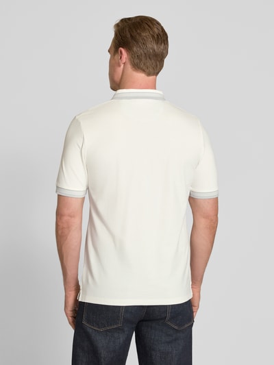 Männermodel trägt Regular Fit Poloshirt aus Baumwoll-Mix von s.Oliver RED LABEL, Optik: Unifarben, Ganzkörperansicht Rückansicht.