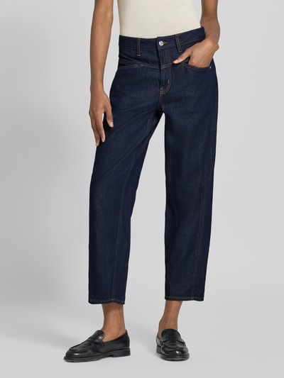Frauenmodel trägt Straight Fit Jeans mit Knopfverschluss von COMMA, dunkelblau, Baumwoll-Lyocell-Mix, Ganzkörperansicht von vorne.