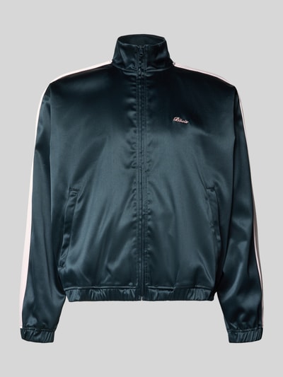 Produktfoto, Schimmernde Trainingsjacke mit Label-Stitching von BLKVIS in Schimmernde-Optik mit Stehkragen, Reißverschluss, Regular-Fit, Rückenlänge 61 cm, Ärmellänge 63 cm, Herren Trainingsjacke, dunkelgrün glänzend mit weißen Streifen, glatte Textur.