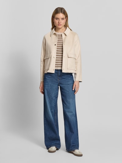 Vrouwenmodel draagt Jacke mit Umlegekragen und Pattentaschen van Fuchs Schmitt in regular fit, beige kleur, materiaal-mix met viscose, knoopsluiting, klepzakken, geheellichaamsaanzicht van voren.