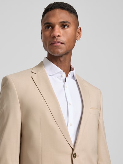 Männermodel trägt Regular Fit Anzug mit Viskose-Anteil von HECHTER PARIS in Beige mit Reverskragen, Nahaufnahme Oberkörper.