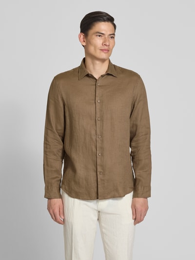 Männermodel trägt Regular Fit vrijetijdsoverhemd uit puur linnen model 'KYLIAN' van SELECTED HOMME, effen kleuren, lange mouw, kentkraag, doorlopende knoopsluiting, achterpas, materiaalverwerking: gevlamd garen, kleur bruin, materiaal: linnen. Ganzkörperansicht van voren.