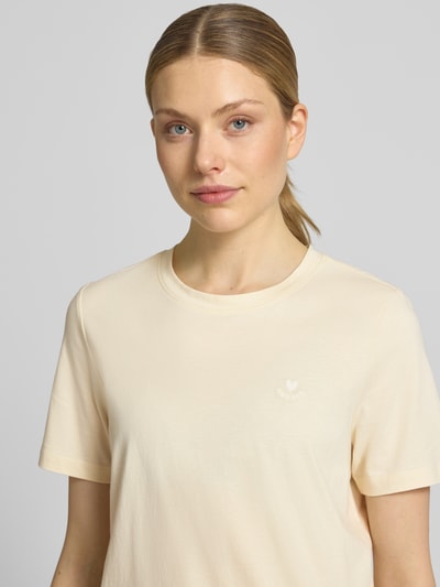 Frauenmodel trägt Regular Fit T-Shirt aus reiner Baumwolle von s.Oliver RED LABEL, Optik: Unifarben, Applikation: Stickerei, Rundhals, Ärmelform: Kurzarm, Nahaufnahme Oberkörper.