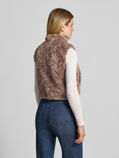 Frauenmodel trägt Regular Fit Weste aus Kunstfell mit Stehkragen von monari in Hellbraun, strukturierte Oberfläche, Ganzkörperansicht Rückansicht. Rückenlänge 47 cm, Schulterbreite 39 cm, Brustweite 45 cm.