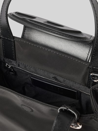 Produktfoto, Tasche mit Rindsleder-Anteil von Diesel w kolorze czarnym, detal z logo, Główna przegroda z klapką, Szerokość w rozmiarze 1: 22 cm, Długość w rozmiarze 1: 19 cm, Głębokość w rozmiarze 1: 10 cm, odpinany pasek na ramię