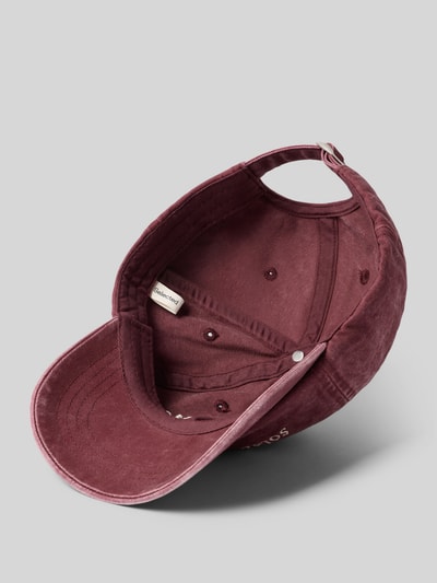 Produktfoto, Basecap aus reiner Bio-Baumwolle Modell 'WINSTON WASHED' von SELECTED HOMME in melierter Optik; burgunderrot, sichtbare Nähte, eingestickte Luftlöcher, verstärkter Schirm, verstellbarer Riegel, strukturierte Baumwolltextur
