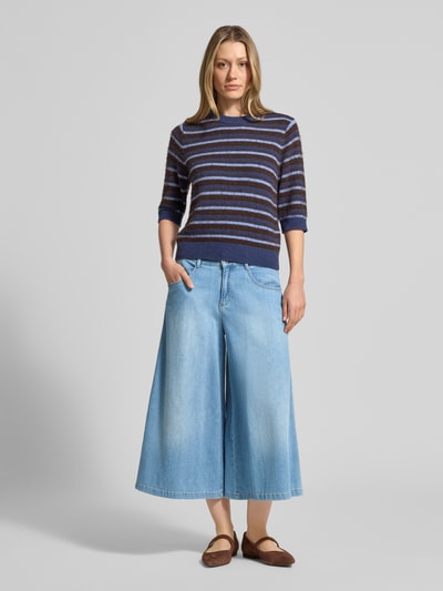 Vrouwenmodel draagt Loose Fit Jeans met steekzakken model 'Melli' van Brax, katoenmix met stretch, wide leg, lichte wassing, volledig zicht van voren.