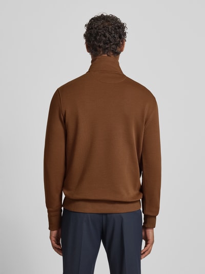 Männermodel draagt Sweatshirt met opstaande kraag en ritssluiting van Gant, katoenmix, regular fit, labelstitching, ruglengte maat M 72 cm, mouwlengte 65 cm, effen bruin, gladde textuur, rugaanzicht, ganzekörperansicht.