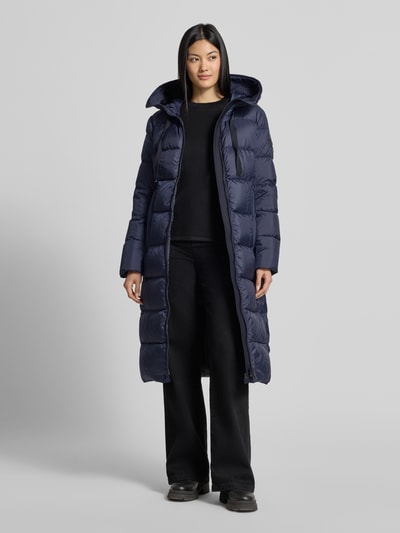 Frauenmodel trägt Daunenmantel mit Kapuze Modell 'NUNKI' von Peuterey, taillierte Passform, navy, Steppnähte, Ganzkörperansicht von vorne.