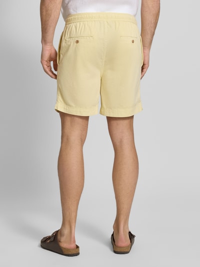 Männermodel trägt Regular Fit Shorts mit elastischem Bund Modell 'SUNFADED' von Gant, hellgelb, reine Baumwolle, Rückansicht Ganzkörperansicht.