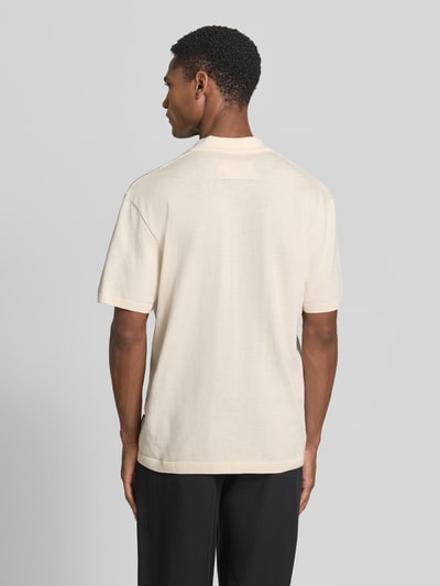 Männermodel trägt Relaxed Fit T-Shirt aus reiner Baumwolle Modell 'MAARKOS' von Armedangels, Optik: Unifarben, Jersey, Ganzkörperansicht Rückansicht.