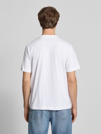 Męski model ma na sobie T-Shirt mit Label-Stitching Modell 'NORREBRO' od Jack & Jones, czysta bawełna, krój regular fit, biały kolor, widok całej sylwetki od tyłu.