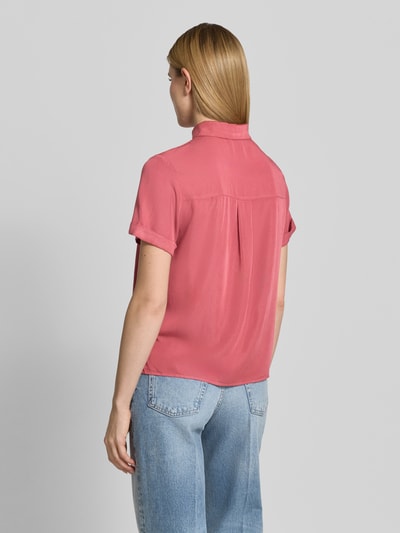 Modelka kobieta ma na sobie Regular Fit Hemdbluse mit 1/2-Arm od Jake*s Casual, różowy kolor, tkanina z mieszanki wiskozy, widok całej sylwetki z tyłu