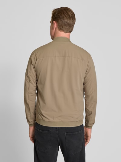 Männermodel trägt Regular Fit Jacke mit Stehkragen Modell 'Campo' von SCANDINAVIAN EDITION in Beige, elastische Abschlüsse, Rückenansicht, Rückenlänge bei Größe M: 67 cm, Schulterbreite: 44 cm, Brustweite: 51 cm, Ärmellänge: 64 cm