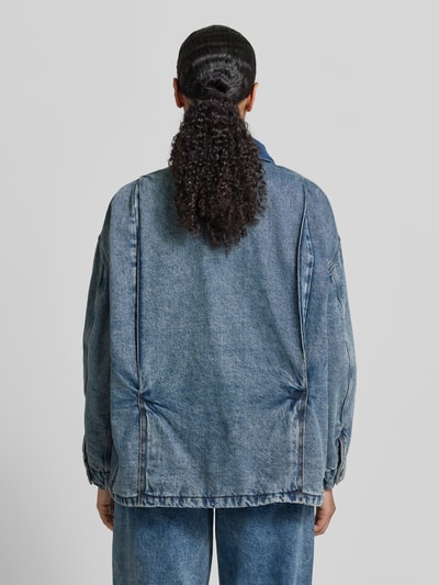Frauenmodel trägt Jeansjacke mit Knopfleiste von American Vintage aus reiner Baumwolle im lockeren Schnitt, Rückansicht Ganzkörperansicht.