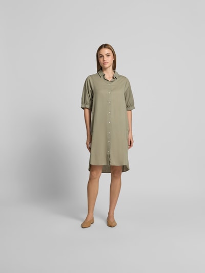 Frauenmodel trägt Relaxed Fit Hemdkleid im Halbarm-Design von Juvia in Grün, reine Baumwolle, Hemdblusenkragen, Knopfleiste, Ganzkörperansicht von vorne.