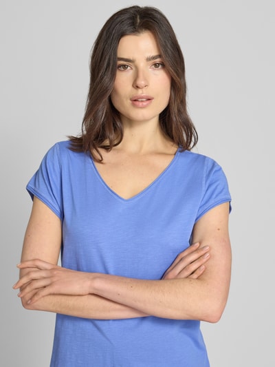 Frauenmodel trägt T-Shirt mit V-Ausschnitt von Christian Berg Woman in Blau, Reine Baumwolle, Regular-Fit, Rollsaum, Nahaufnahme Oberkörper.