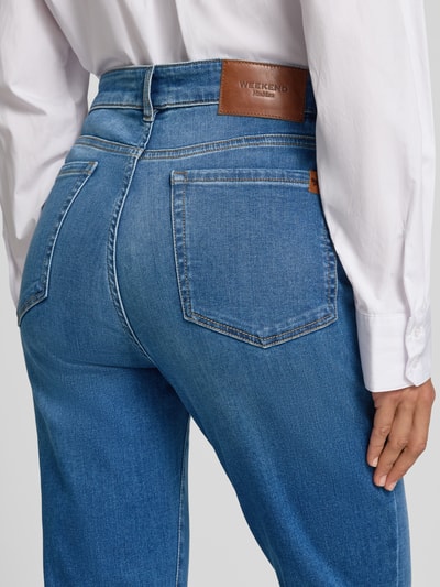 Frauenmodel trägt Slim Fit Jeans aus Baumwoll-Mix Modell 'LANA' von Max Mara, hellblauer Denim, klare Nähte, Damen Slim Fit Jeans von Weekend Max Mara, Nahaufnahme Rückansicht.