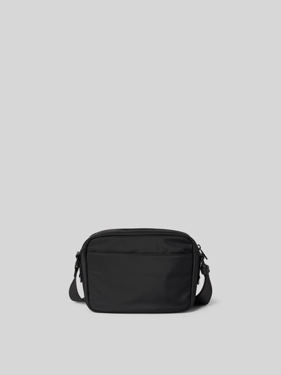 Produktfoto, schwarze Crossbody Bag mit Label-Detail von Dsquared2, Hauptfach und Nebenfach mit Reißverschluss, verstellbarer Schulterriemen, Breite 29 cm, Länge 19 cm, Tiefe 9 cm, glatte Textur auf grauem Hintergrund.