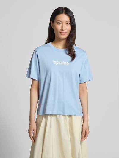 Kobiece modelka nosi Regular Fit T-Shirt aus reiner Baumwolle Modell 'MACY' von Selected Femme, jasnoniebieski, gładki jersey z nadrukiem, okrągły dekolt, krótkie rękawy, widok całej sylwetki z przodu.