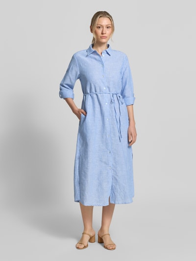 Vrouwenmodel draagt Midikleid aus reinem Leinen in langärmeligem Design van Christian Berg Woman in lichtblauw-wit, gestreept, getailleerd, met platte kraag, overhemdblouselook, stoffen band, knoopsluiting, ruglengte maat 36: 122 cm, borstwijdte 52 cm, mouwlengte 64 cm, geheel frontaal zicht, geheel lichaam.