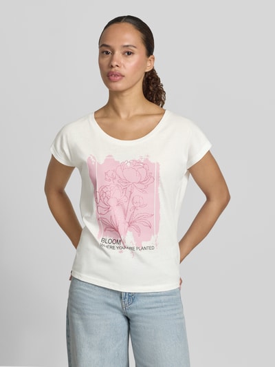 Frauenmodel trägt Regular Fit T-Shirt aus Viskose-Mix mit floralem Print von Christian Berg Woman in Weiß und Rosa, Nahaufnahme Oberkörper.