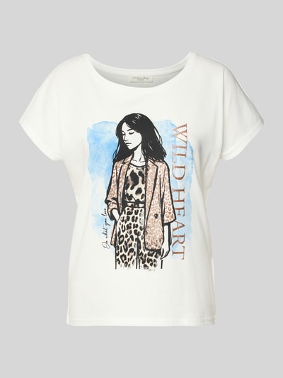Frauenmodel trägt T-Shirt mit Motiv-Print von Christian Berg Woman, weiß-blau, Regular Fit, Rundhalsausschnitt, Ganzkörperansicht von vorne.