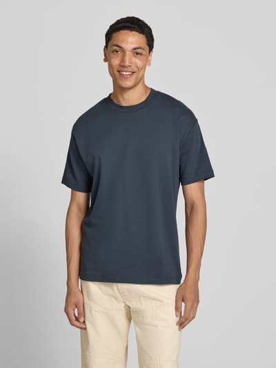 Mannelijk model draagt Relaxed Fit T-shirt uit pure katoen van Marc O'Polo Denim in donkerblauw, effen design, ganzekörpervooraanzicht.