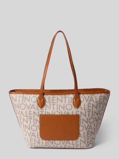 Produktfoto, Shopper mit Logo-Muster und Label-Applikation von VALENTINO BAGS, beige-braune Farben, strukturierte Oberfläche, Tragehenkel, Reißverschluss, Hauptfach, 50x28x14 cm, 49 cm Schulterriemen.