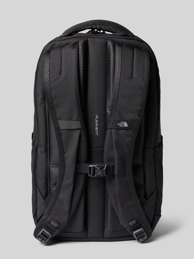 Produktfoto, schwarzer Rucksack mit FlexVent™ Tragesystem von The North Face, gepolsterte Schultergurte, wasserabweisend, Logo-Print, Rückansicht, Hauptfach mit Reißverschluss, Maße 48x36x16 cm, Länge Schulterriemen 70 cm
