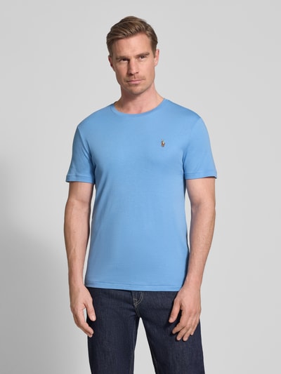 Männermodel trägt Regular Fit T-Shirt aus reiner Baumwolle von Polo Ralph Lauren in Optik: Unifarben mit Logo-Stitching, Nahaufnahme Oberkörper.