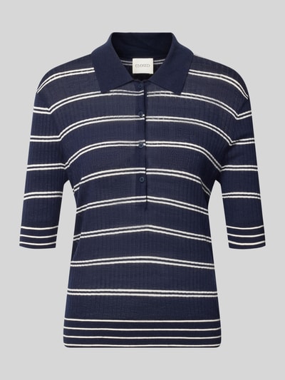 Produktfoto, Slim Fit Poloshirt aus reiner Wolle von Closed in Dunkelblau mit weißen Streifen, Polokragen und Halbarm, Strukturstrick