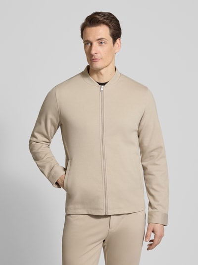 Männermodel trägt Slim Fit Jacke mit Stehkragen und Reißverschluss von Lindbergh, Material-Mix mit Viskose-Anteil, Ganzkörperansicht von vorne.