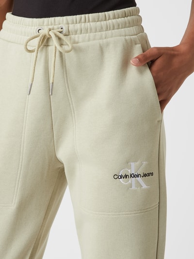 Calvin Klein Jeans Sweatbroek met geborduurd logo  Rietgroen - 3