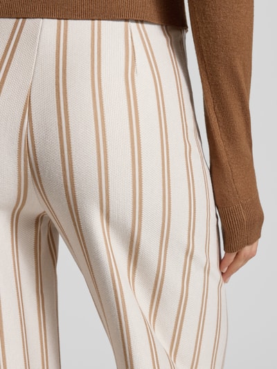 Frauenmodel trägt Stoffhose mit elastischem Bund Modell 'KIMBERLEY' von SEDUCTIVE im Viskose-Mix mit Stretch-Anteil, lockerer Schnitt, cremefarben mit beigefarbenen Streifen, Detailaufnahme Rückansicht.