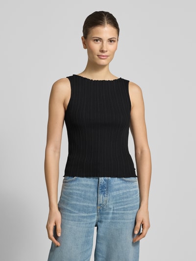 Frauenmodel trägt Slim Fit Top mit Strukturmuster von Scotch & Soda in Schwarz, elastischer Baumwoll-Mix, Rundhalsausschnitt, Ärmelloses-Design, Rückenlänge bei Größe S 48 cm, Ganzkörperansicht von vorne.