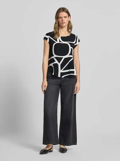Vrouwenmodel draagt Relaxed Fit Blusenshirt in Crêpe-Verarbeitung model 'VIC' van Only, all-over motief, boothals, kapmouwen, afgerond, relaxed fit, crêpe, Ganzkörperansicht van voren.