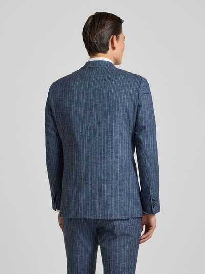 Männermodel trägt Slim Fit Anzug mit 2-Knopf-Sakko von Roy Robson, Baumwoll-Mix mit Schurwoll-Anteil, Ganzkörperansicht Rückansicht.