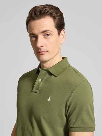 Männermodel trägt Regular Fit Poloshirt aus reiner Baumwolle von Polo Ralph Lauren, Optik: Unifarben, Logo-Detail, Nahaufnahme Oberkörper.