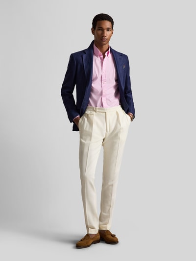 Männermodel trägt Regular Fit Freizeithemd aus reiner Baumwolle von Polo Ralph Lauren, Optik: Unifarben, Ganzkörperansicht von vorne.