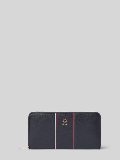 Produktfoto, Portemonnaie aus Lederoptik von Tommy Hilfiger in Dunkelblau, Optik: Unifarben, Kontraststreifen, Logo-Applikation aus Metall, Reißverschluss, Aufteilung: Münzfach, Kartenfächer, Geldscheinfächer
