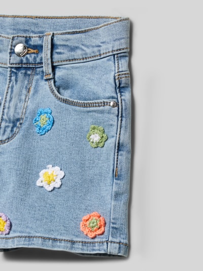 Produktfoto, Regular Fit Jeansshorts aus Baumwoll-Mix von s.Oliver RED LABEL in heller Denim-Optik mit Blumen-Applikation, Eingrifftaschen, sichtbare Nähte, strukturierte Textur, Kontrastnähte, für kinder