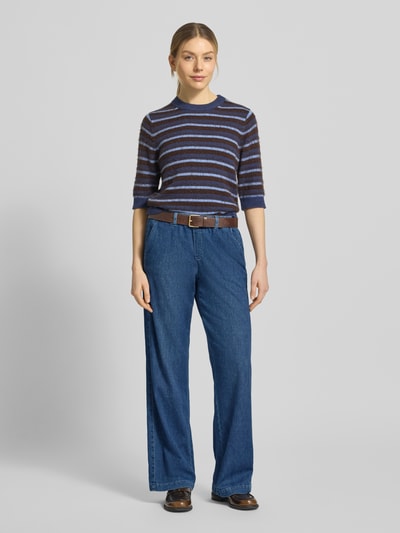 Kobiece model prezentuje Wide Leg Jeans mit elastischem Bund von Brax, mieszanka bawełny z dodatkiem streczu, efekt znoszenia, szerokość w rozmiarze 36: 42 cm, długość wewnętrzna nogawki w rozmiarze 36: 86 cm, niebieskie, proste szerokie nogawki, widok całej sylwetki z przodu.