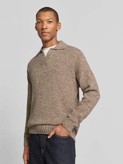 Męski model nosi sweter z dzianiny 'Strickpullover mit Polokragen und V-Ausschnitt' von Profuomo, mieszanka bawełny i kaszmiru, krój regular fit, kołnierzyk polo, dekolt w serek, długość tyłu w rozmiarze M: 73 cm, długość rękawów w rozmiarze M: 64 cm, melanżowe odcienie beżu, gładka i miękka tekstura, pełny widok z przodu.