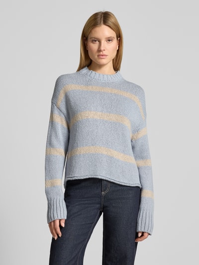 Frauenmodel trägt Regular Fit Strickpullover aus Baumwoll-Mix von Marc O'Polo, Optik: Unifarben, Rundhals, Langarm, Stricktextur, Nahaufnahme Oberkörper.