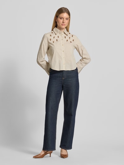 Kobiece model prezentuje Regular Fit Bluse im Allover-Look mit Perlen od Christian Berg Woman Selection, mieszanka bawełny z dodatkiem streczu, kołnierzyk koszulowy, listwa guzikowa, długość tyłu w rozmiarze 36: 59 cm, długość rękawów w rozmiarze 36: 61 cm, wzór na całej powierzchni, perły, cekiny, widok całej sylwetki z przodu.