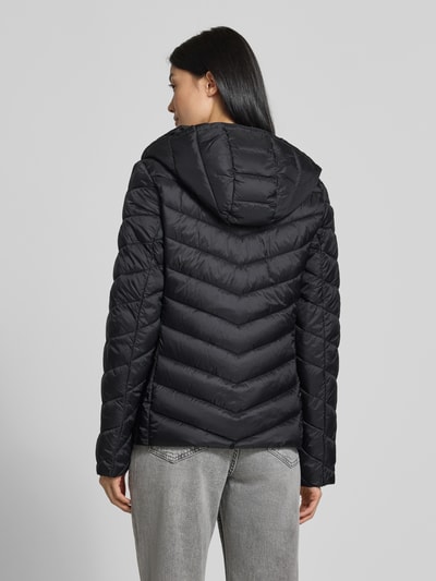 Modelka nosi Regular Fit Puffer Jacket mit Reißverschlusstaschen od Jake*s Casual, jednokolorowy, krój regular fit, kaptur, zamek błyskawiczny, długi rękaw, kieszenie zapinane na zamek błyskawiczny, wykończnie: stepp, widok całej sylwetki od tyłu.