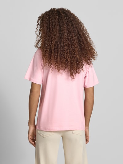 Frauenmodel trägt Regular Fit T-Shirt aus reiner Bio-Baumwolle Modell 'BURST' von Only, Optik: Unifarben, Ganzkörperansicht Rückansicht.