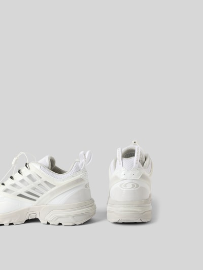Produktfoto, Sneaker mit Label-Prints von MM6 Maison Margiela in Weiß mit Mesh-Einsätzen, strukturierter Sohle, abgerundeter Form, Absatzhöhe 4 cm, Schafthöhe 8 cm, Herren Sneaker-Design auf grauem Hintergrund.