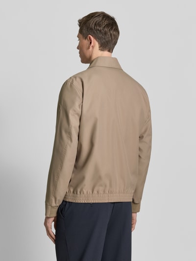 Męski model nosi Regular Fit Blouson mit Umlegekragen Modell 'LIGHT 2.0' od Strellson, gładki beż, długi rękaw, elastyczne wykończenie, widok z tyłu.